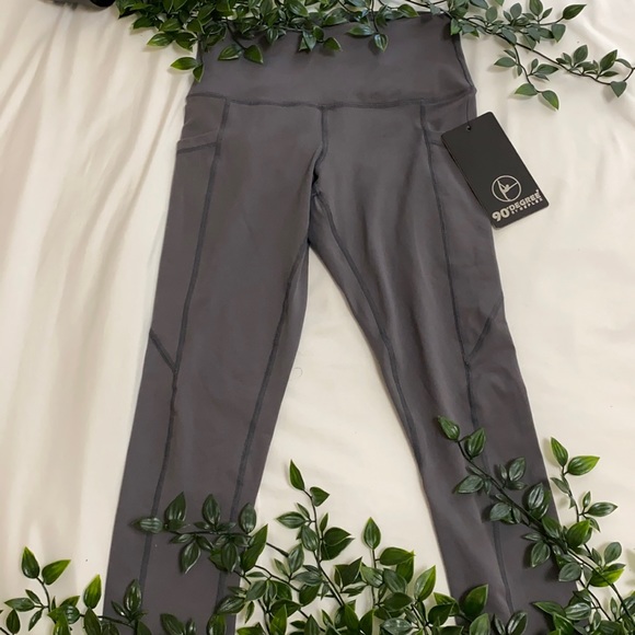 Women’s cropped gray 90° Degree leggings with pockets - Picture 2 of 2